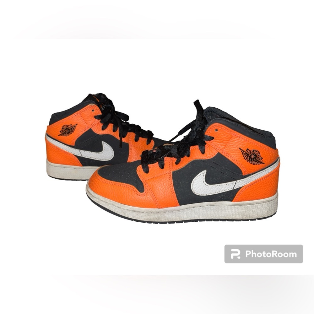 ⛹🏾‍♂️ GUC Air Jordan 1 Mid Black Cone (GS) - Size Youth 6.5